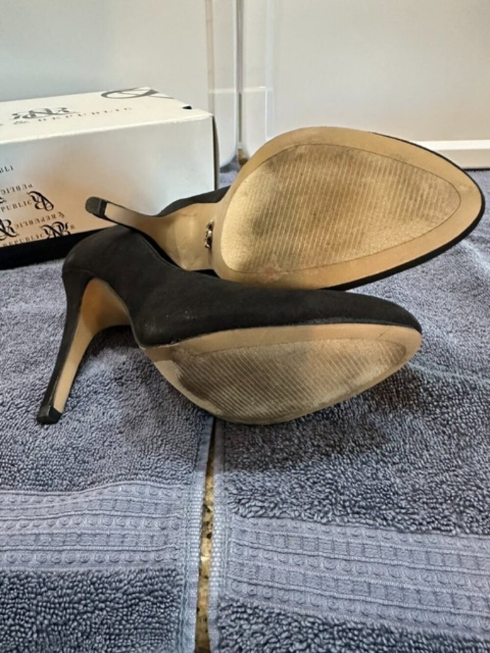 Shoes - Picture 3 of 4